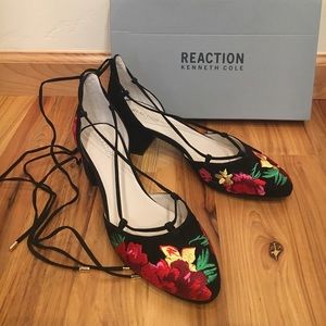 Kenneth Cole Floral embroidered pump